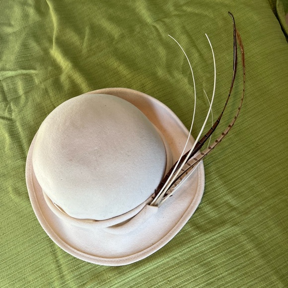 Elegant Cream Mr John Vintage Wool Felt Hat with Pheasant Feather Detail - Picture 2 of 9